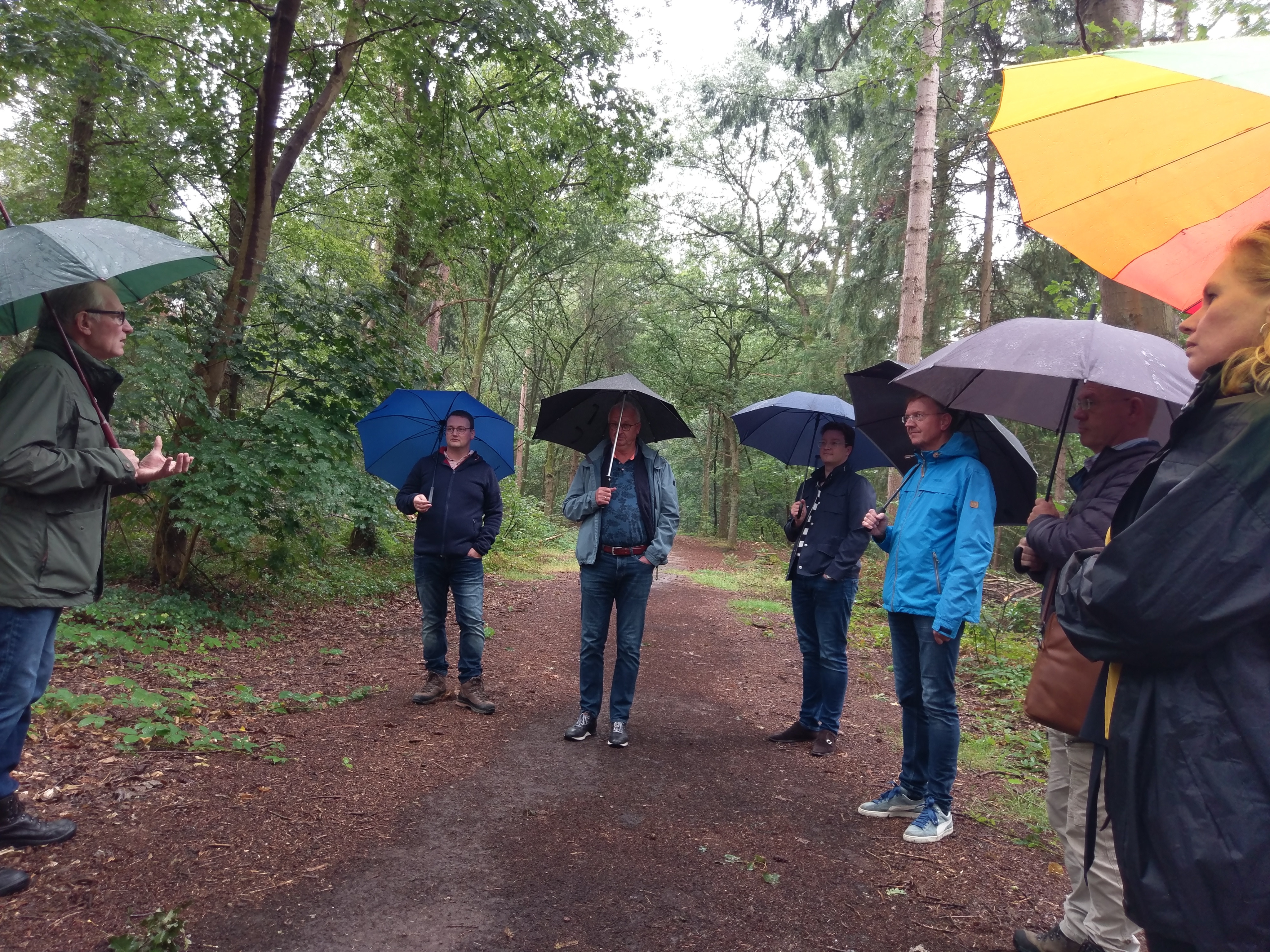 Luisteren naar de verhalen van de boswachter