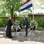 Annette en Wethouder René vd Weide leggen krans 2020.jpg
